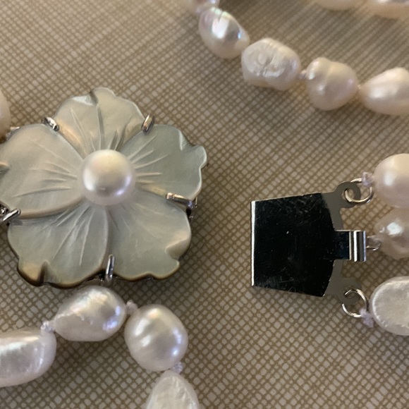 Beautiful 3 rows natural white cultured Baroque beads MOP silver flower clasp - Picture 7 of 11
